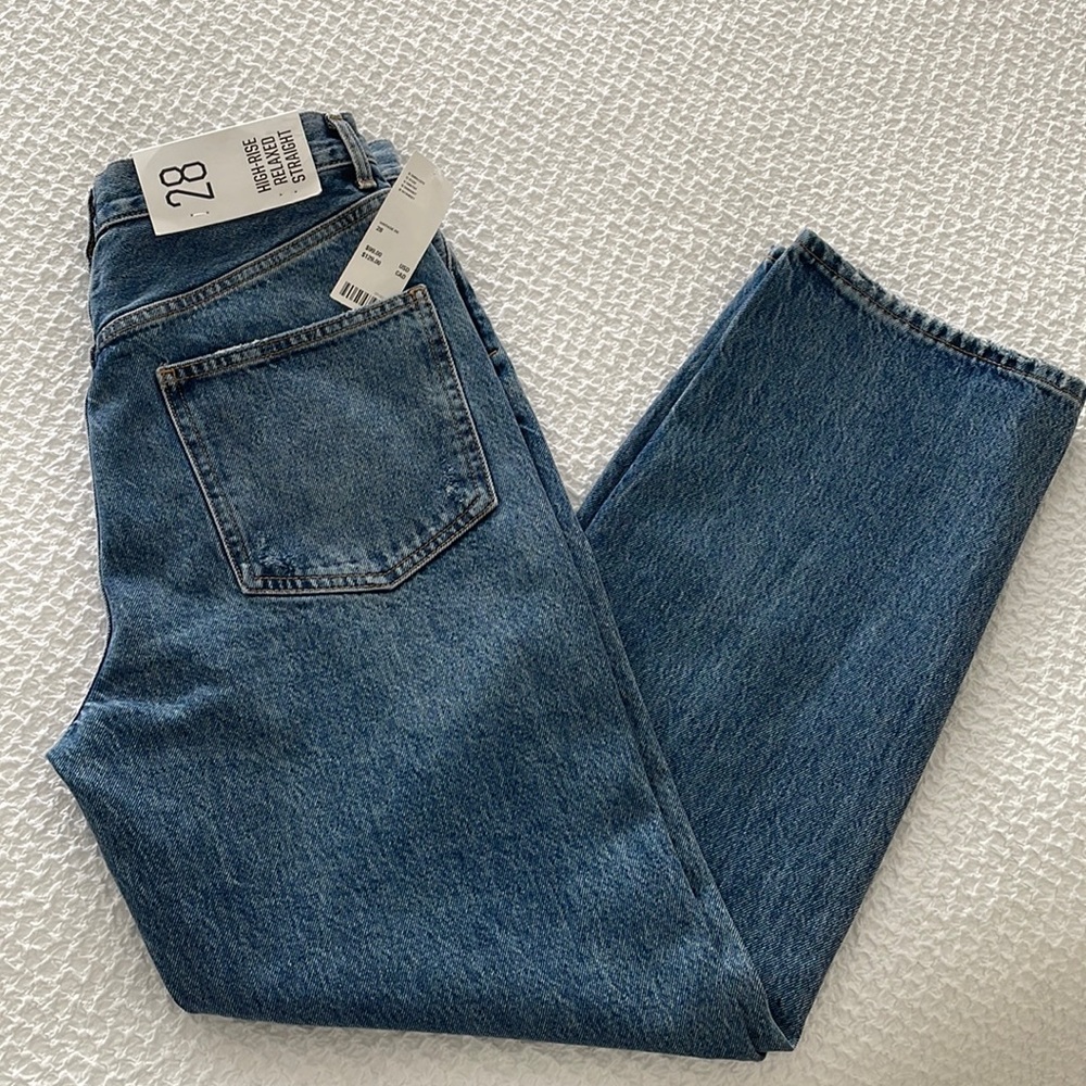 BDG Urban Outfitters. High Rise Relaxed Straight Jeans. Size 28